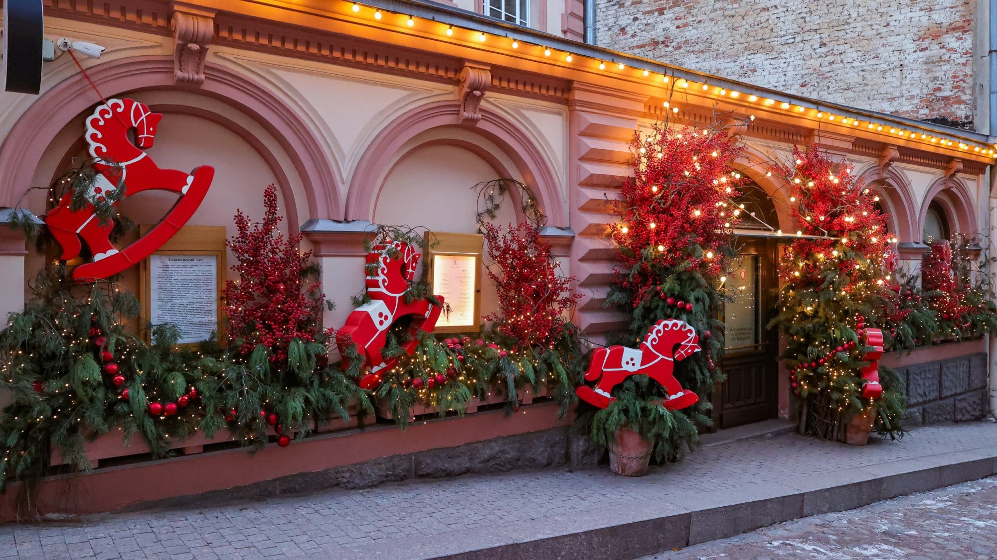 Традиции и волшебство: конкурс украшения витрин в Выборге