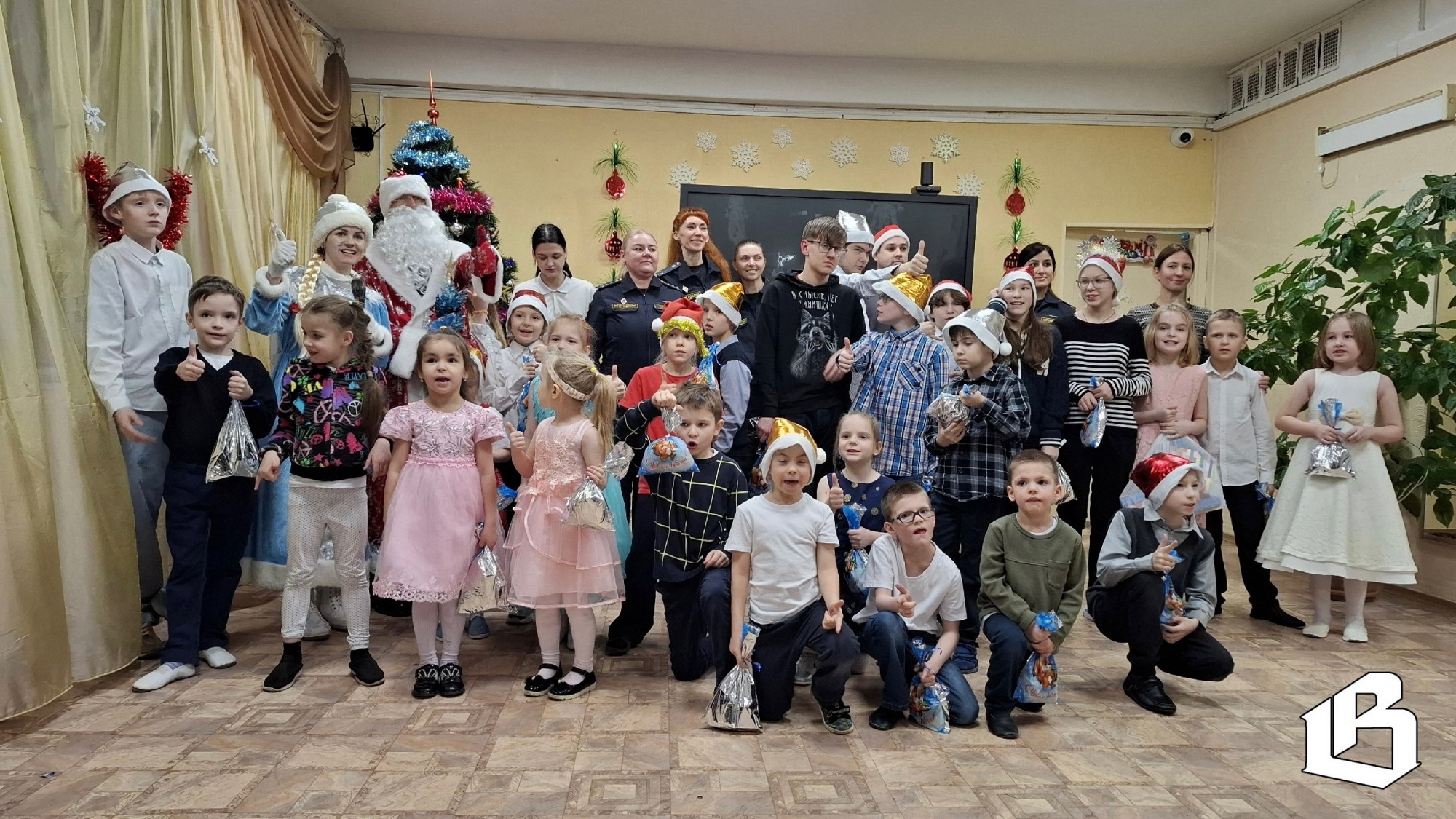 Юных подопечных КЦСОН «Выборг» сегодня поздравили и порадовали судебные приставы