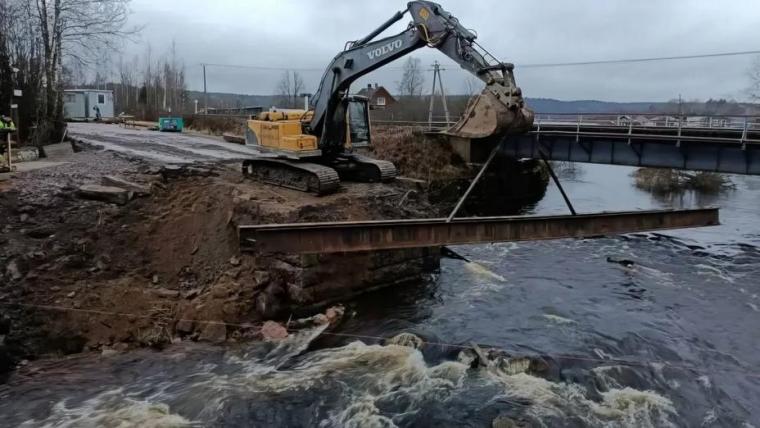 Подрядчики приступили к демонтажу моста через реку Михалевка