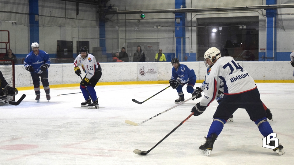 В Светогорске прошёл предпраздничный любительский турнир по хоккею