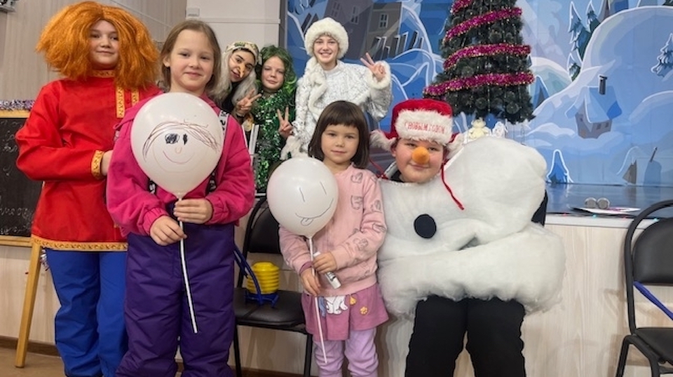 Юные жители Полян помогли Деду Морозу одолеть Бабу Ягу