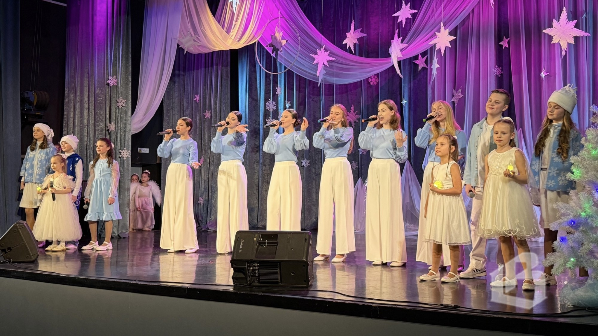 «Рождества волшебные мгновенья»: голоса «Эльфов» в Доме культуры