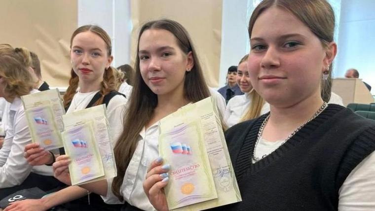 Аттестат вместе с первыми профессиональными навыками