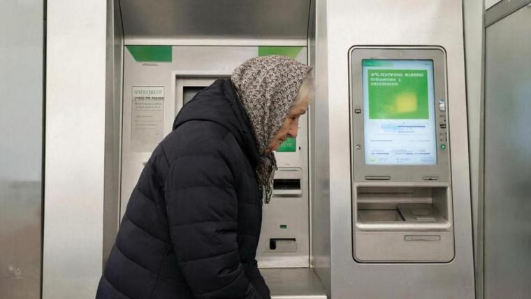 Банки стали тотально блокировать «подозрительные» переводы