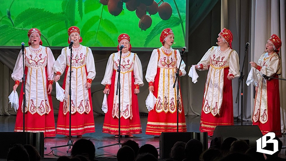 «Споёмте, друзья!»: районный фестиваль ветеранских хоров