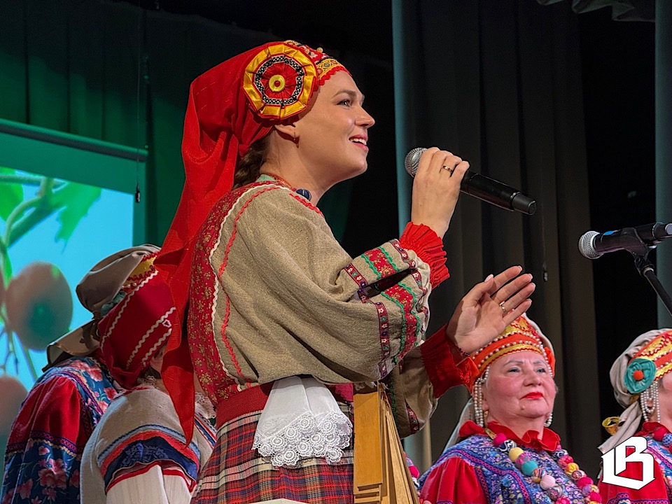 «Споёмте, друзья!»: районный фестиваль ветеранских хоров