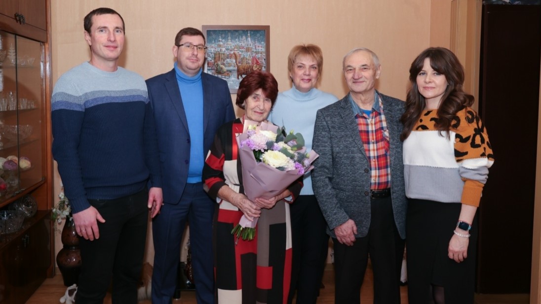 Выборжанка Людмила Титова принимает поздравления с 90-летием