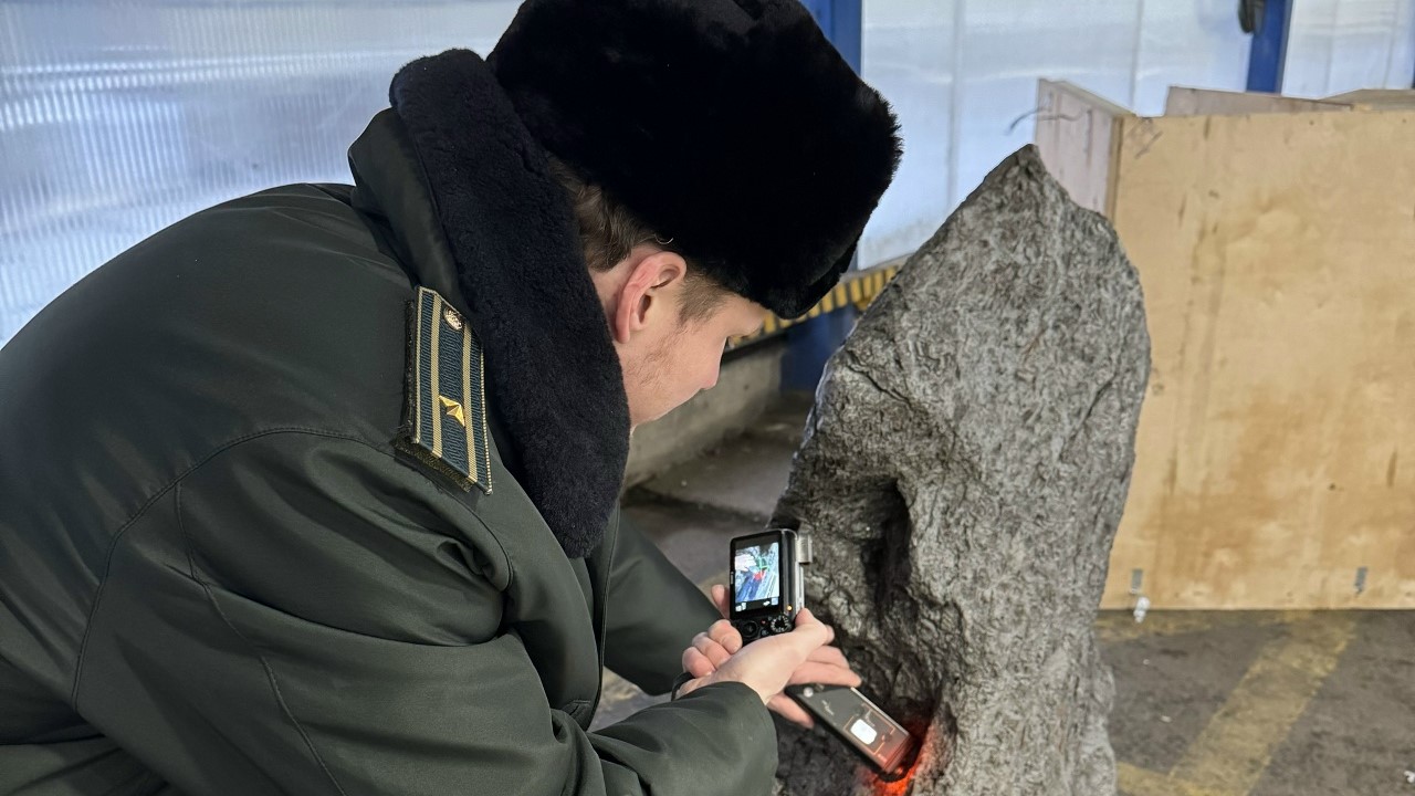 Таможенники не дали вывезти из страны дорогой объект неземного происхождения