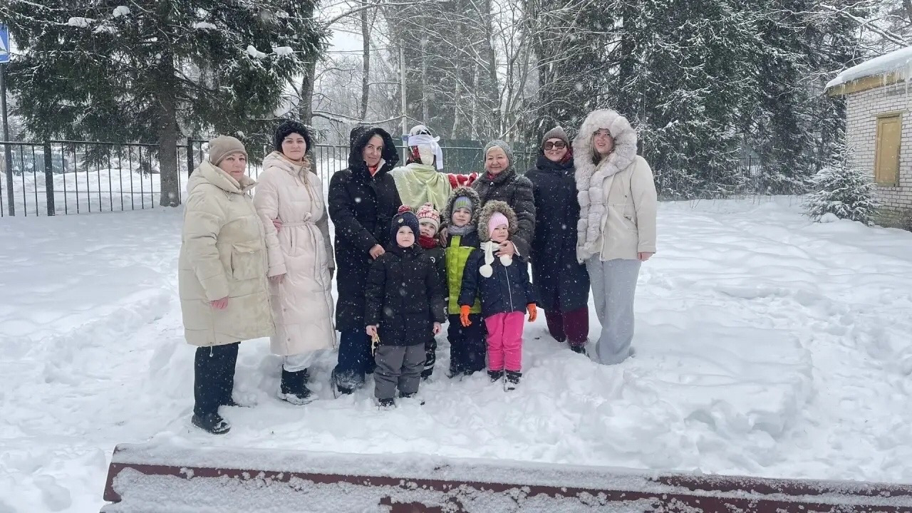 Тарасовцы проводили зиму с весельем и блинами