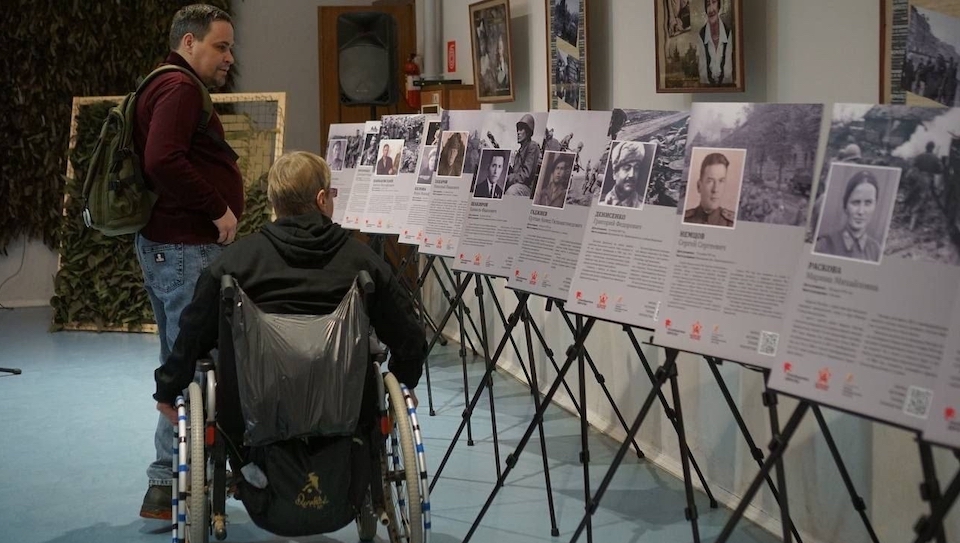 Современные герои в кадре и на стендах