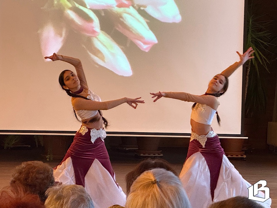 Вокально-танцевальный подарок весны