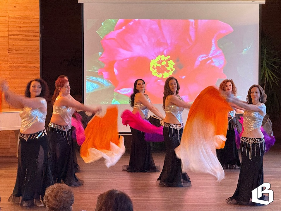 Вокально-танцевальный подарок весны