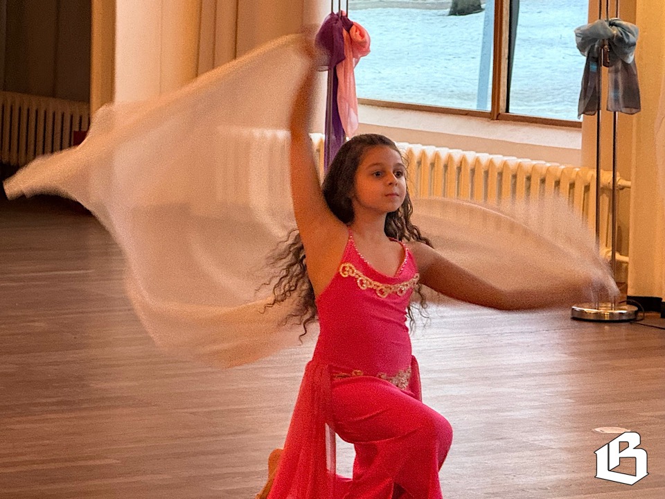 Вокально-танцевальный подарок весны