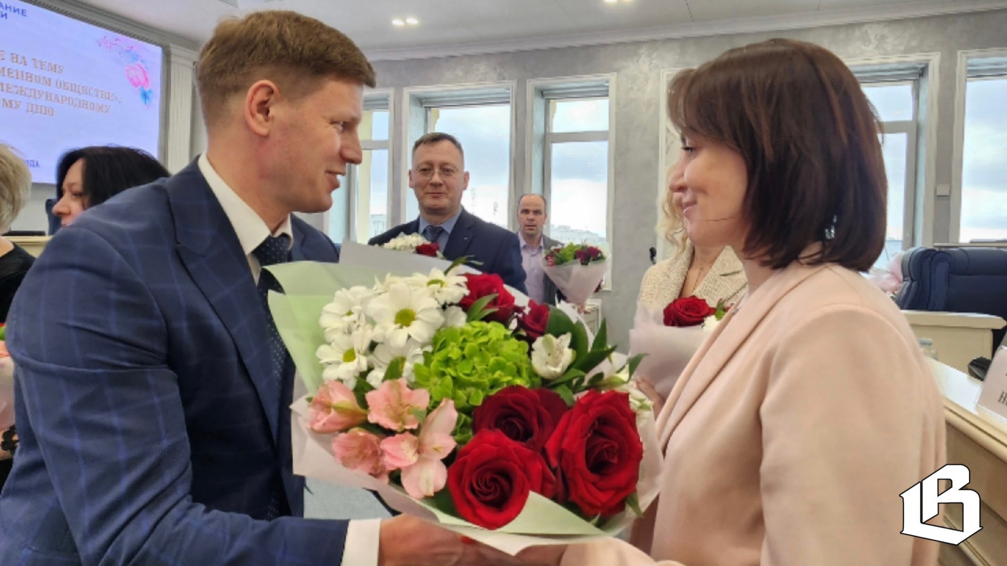 На заседании Заксобрания поздравили женщин с наступающим праздником