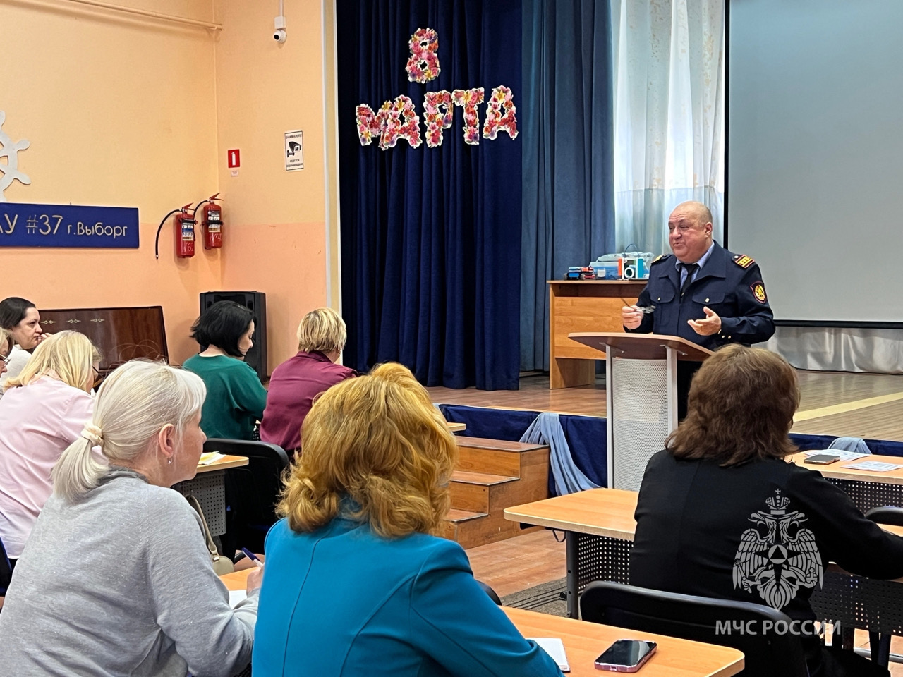 Директора школ Выборга награждены за развитие добровольчества