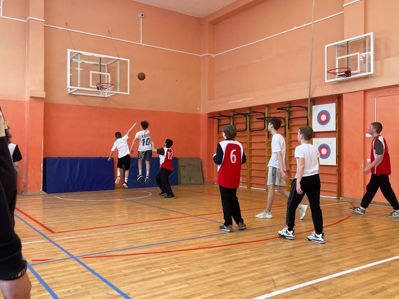 Школьники сыграли в баскетбол в честь памятной даты