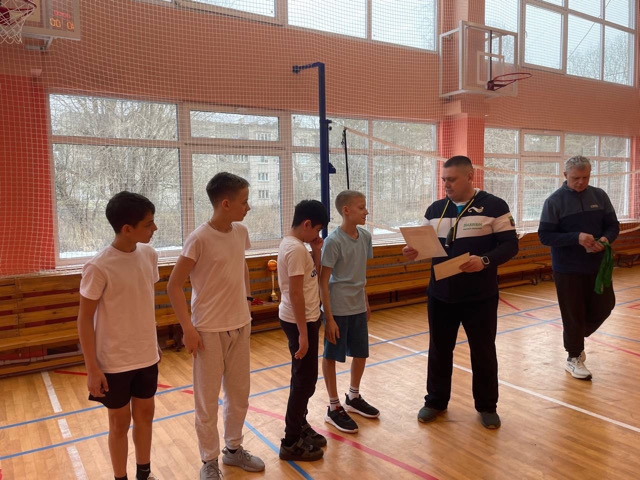 Школьники сыграли в баскетбол в честь памятной даты