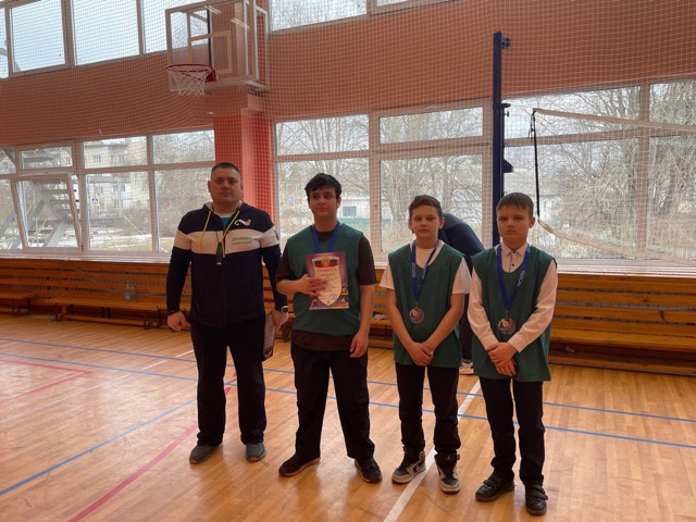 Школьники сыграли в баскетбол в честь памятной даты