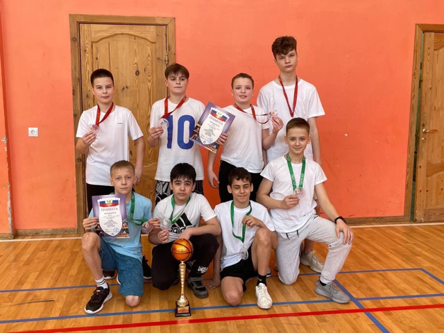 Школьники сыграли в баскетбол в честь памятной даты