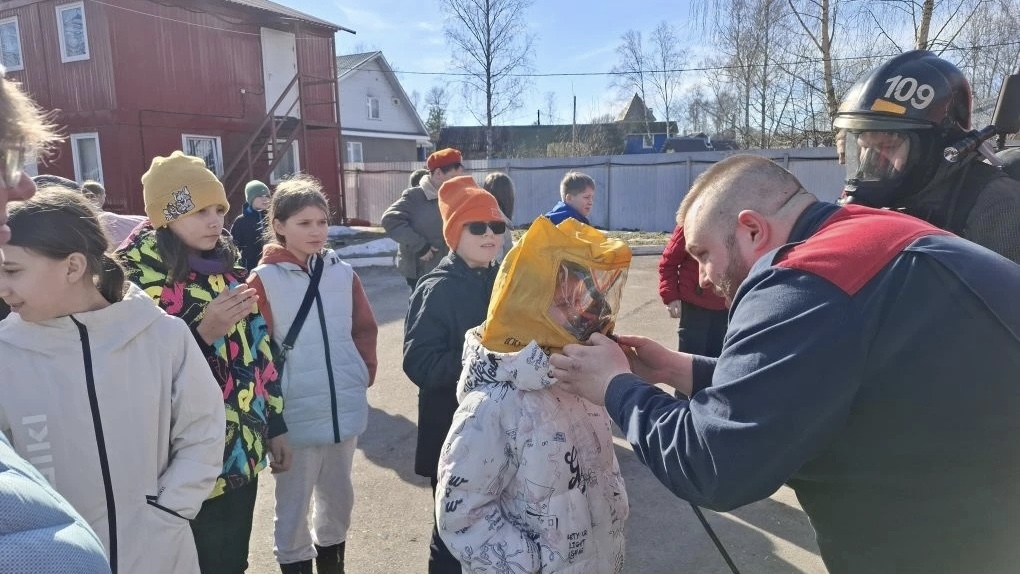 Юные рощинцы в гостях у пожарных