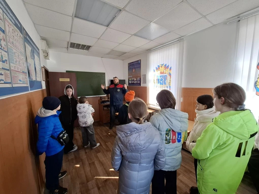 Юные рощинцы в гостях у пожарных