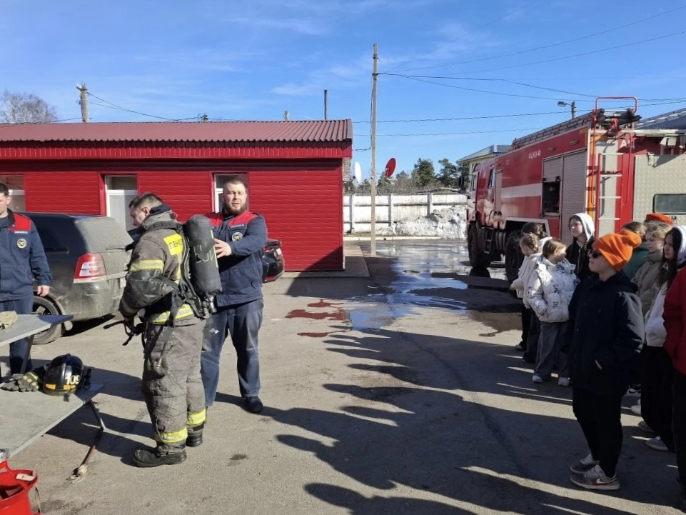 Юные рощинцы в гостях у пожарных