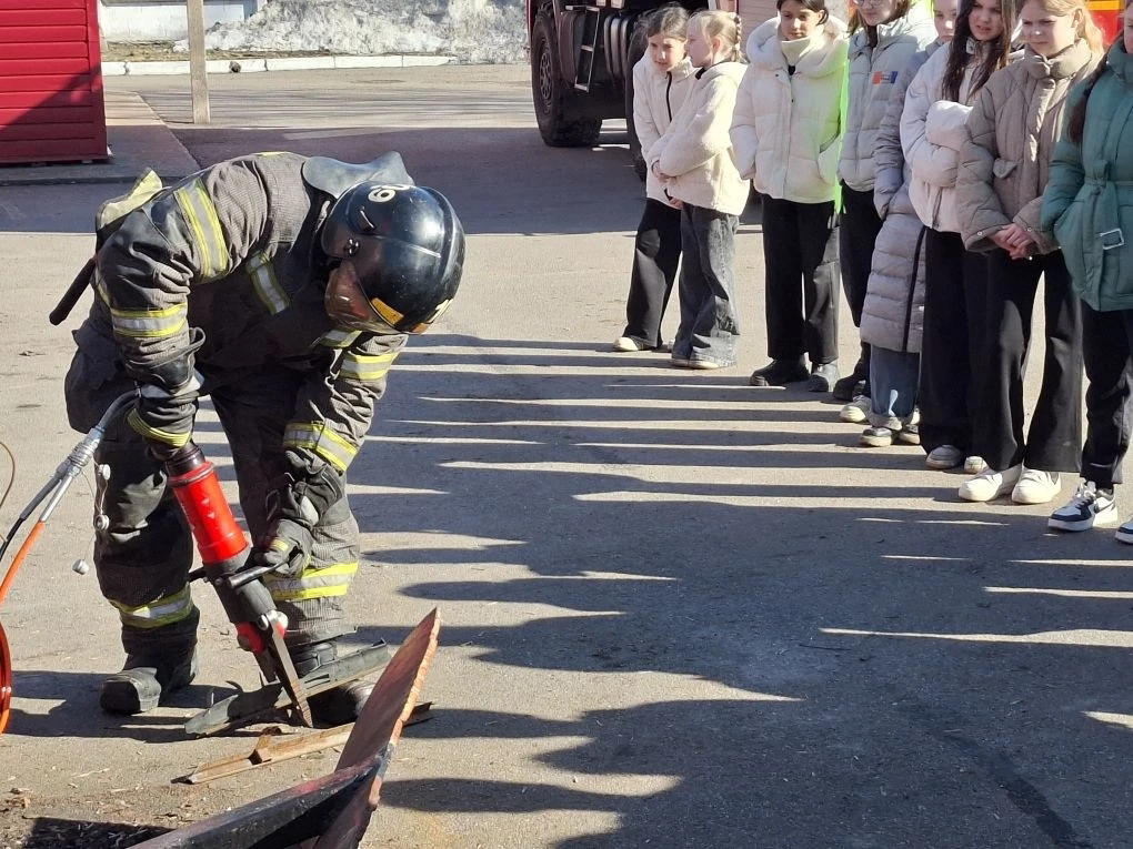 Юные рощинцы в гостях у пожарных