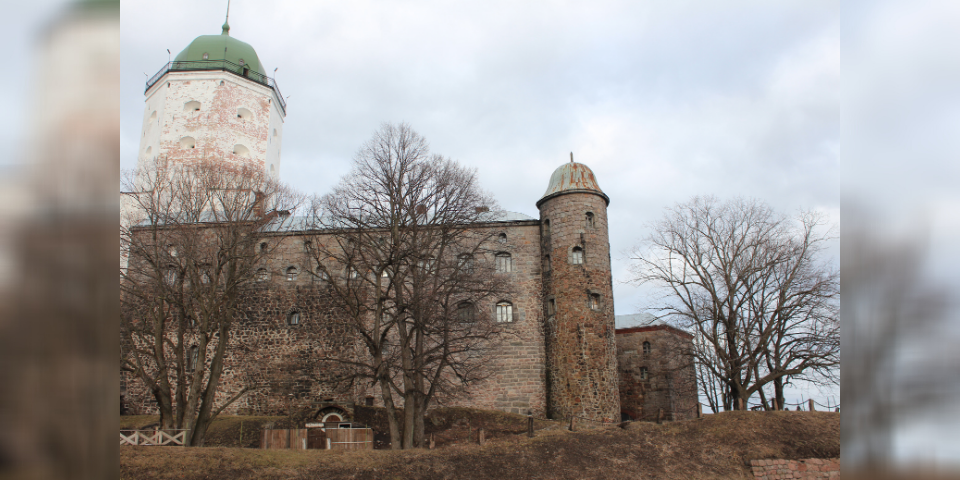 Выборгский замок. Райская башня (справа)