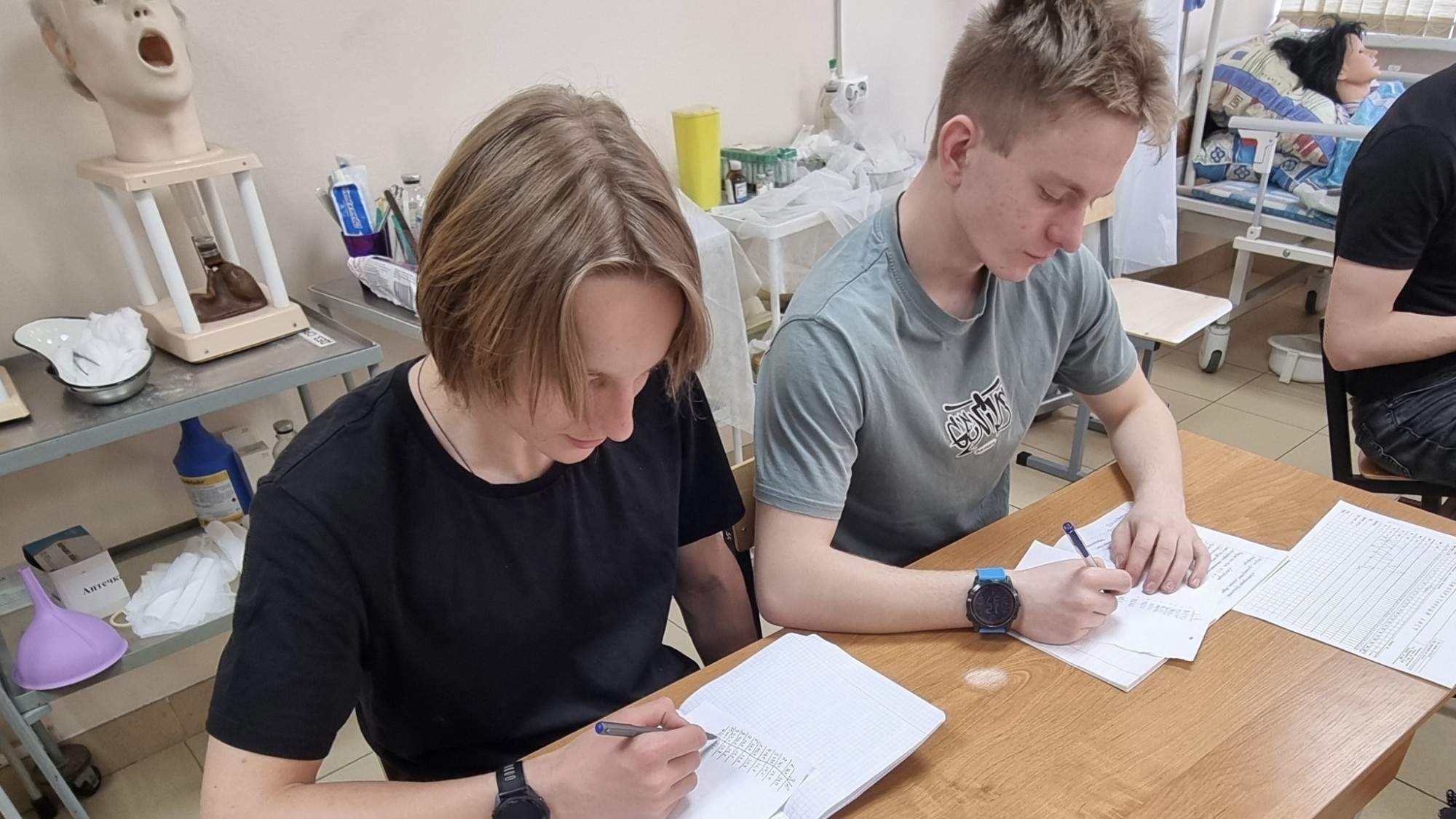 Юные медики из Первомайского осваивают азы заботы о пациентах в Выборге