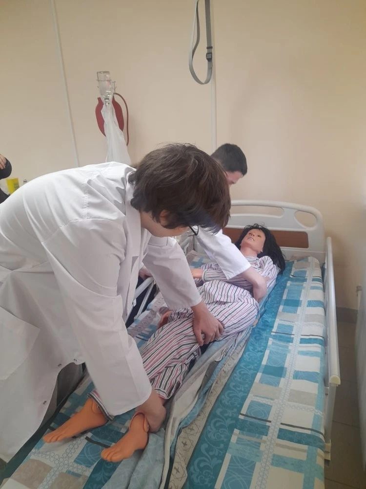 Юные медики из Первомайского осваивают азы заботы о пациентах в Выборге