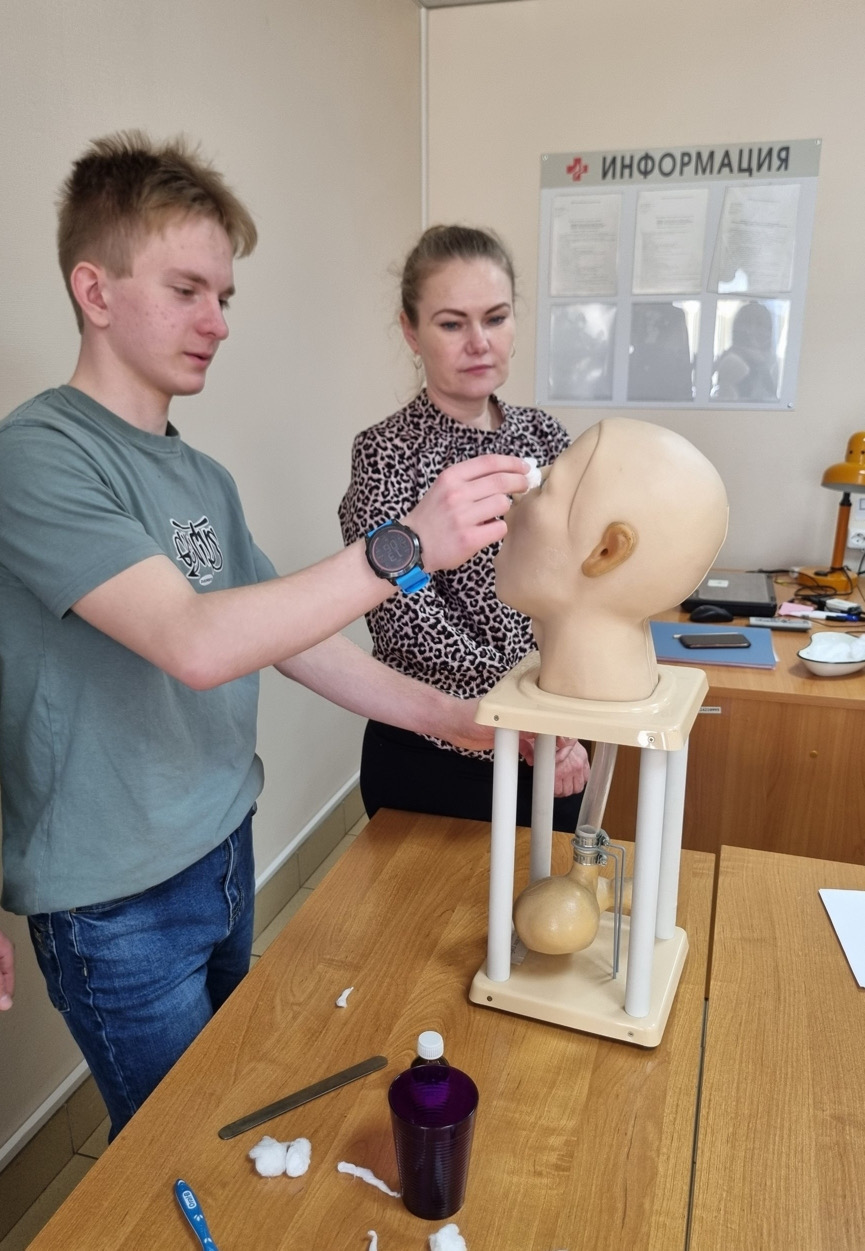 Юные медики из Первомайского осваивают азы заботы о пациентах в Выборге