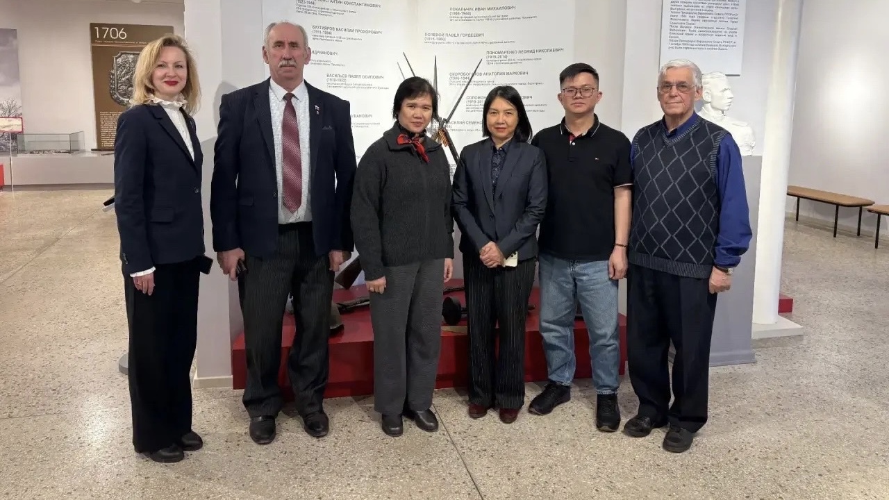 Выборгские страницы истории Победы: Вьетнамские журналисты снимают сюжет