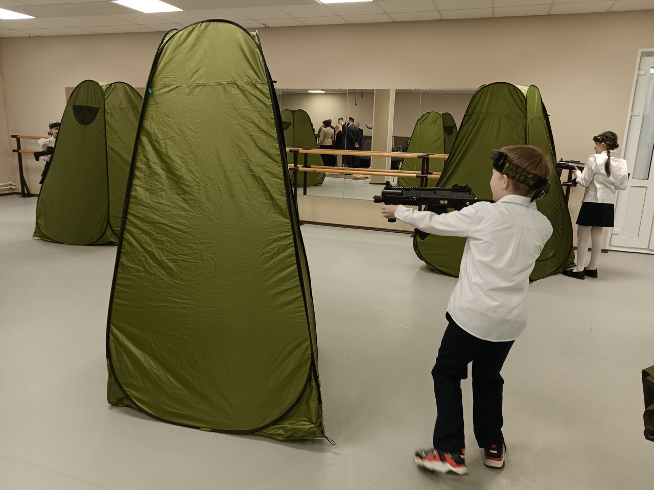 Растим патриотов: юные ленинградцы встретились в лагере «Маяк»