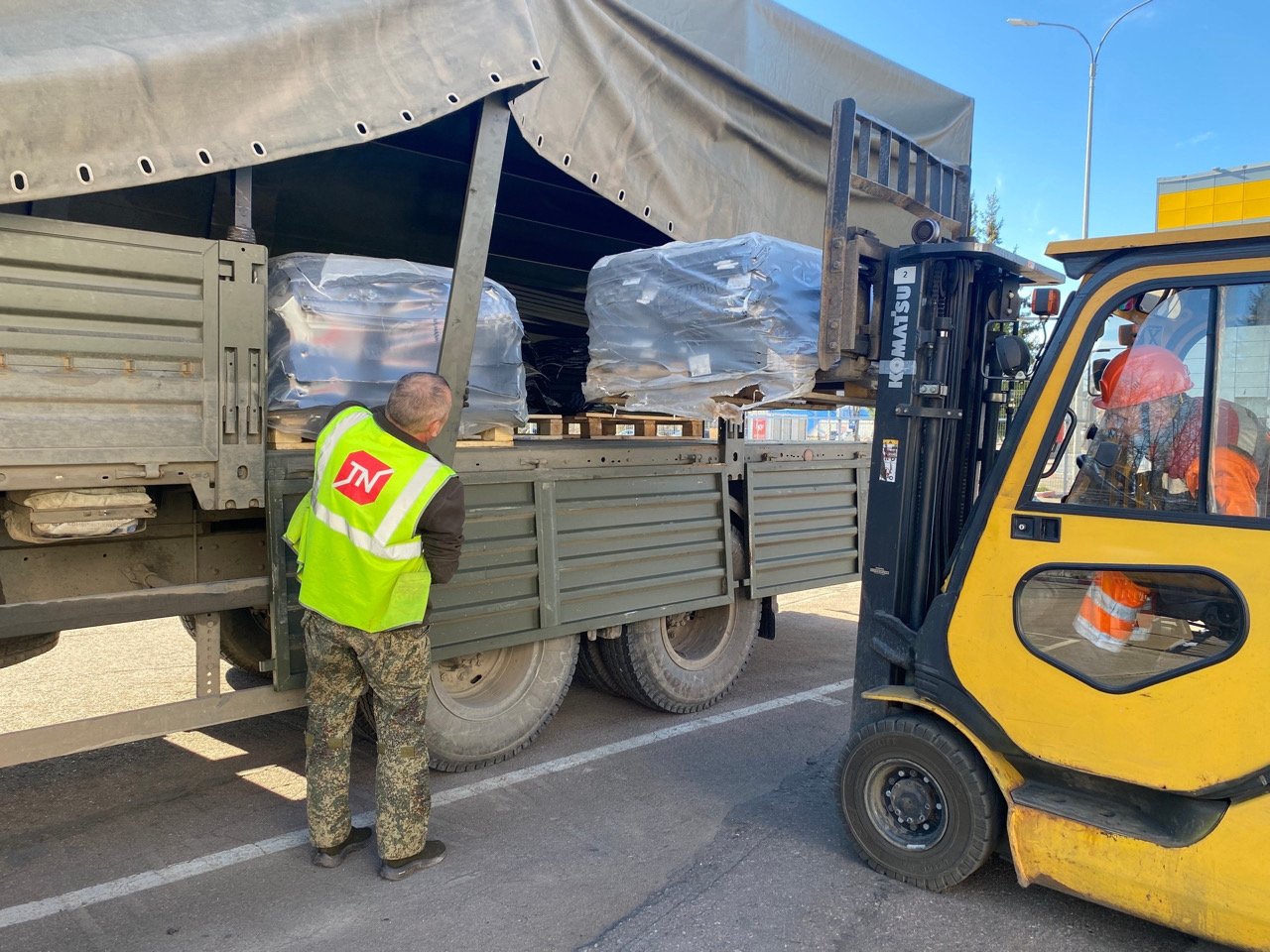 «Выборгская рука помощи» и завод «Технониколь» помогают бойцам