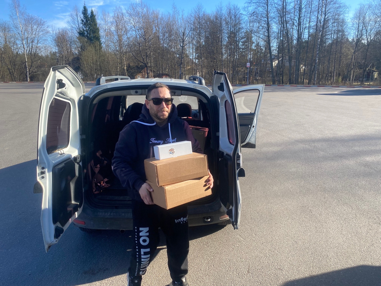 «Выборгская рука помощи» и завод «Технониколь» помогают бойцам