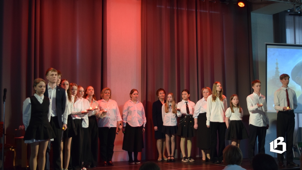 «Я слышал: мощный дуб свалился вдруг, Он падал, издавая вздох тяжёлый»