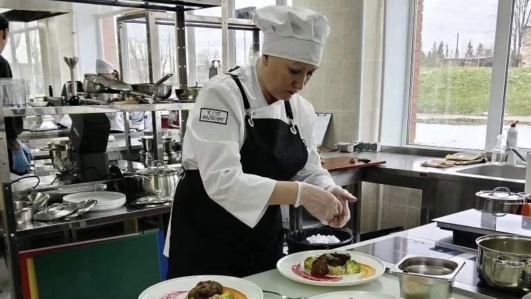 Повар выборгской школы отличилась на областном конкурсе