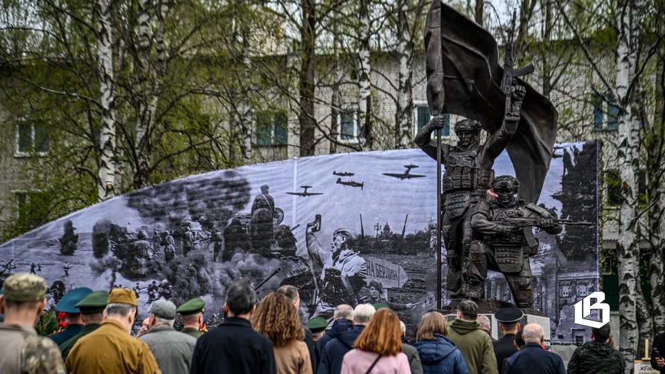«И только мы к плечу плечом»…
