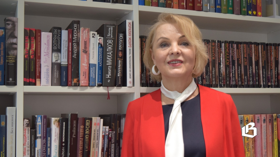 Актриса Светлана Баева поздравила библиотекарей моноспектаклем