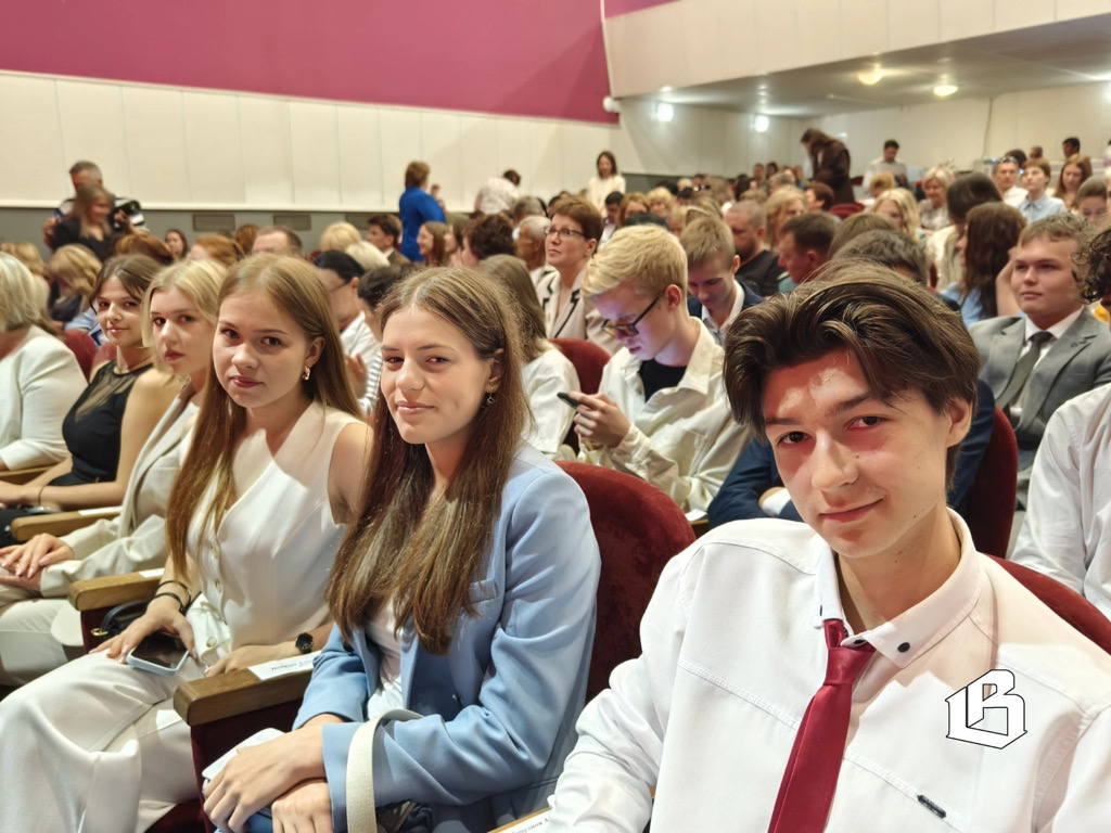 Парад звёзд: лучшие выпускники Выборгского района получили медали 