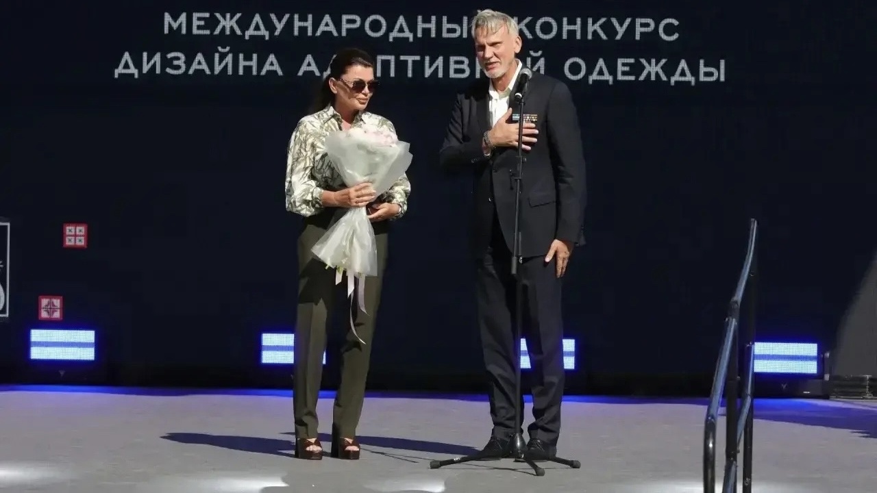 Награда за поддержку фронта: Константин Патраев вручил медаль Ирине Дрозденко