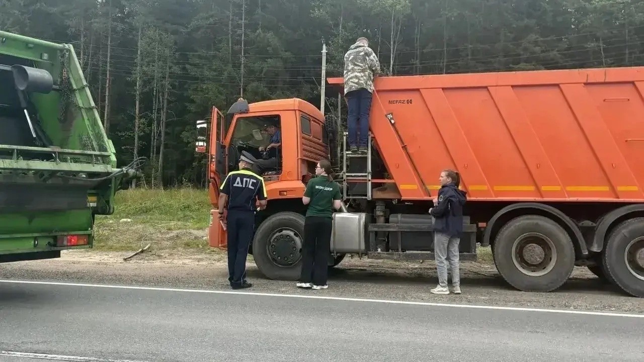 В Выборгском районе проверили более 30 перевозчиков отходов