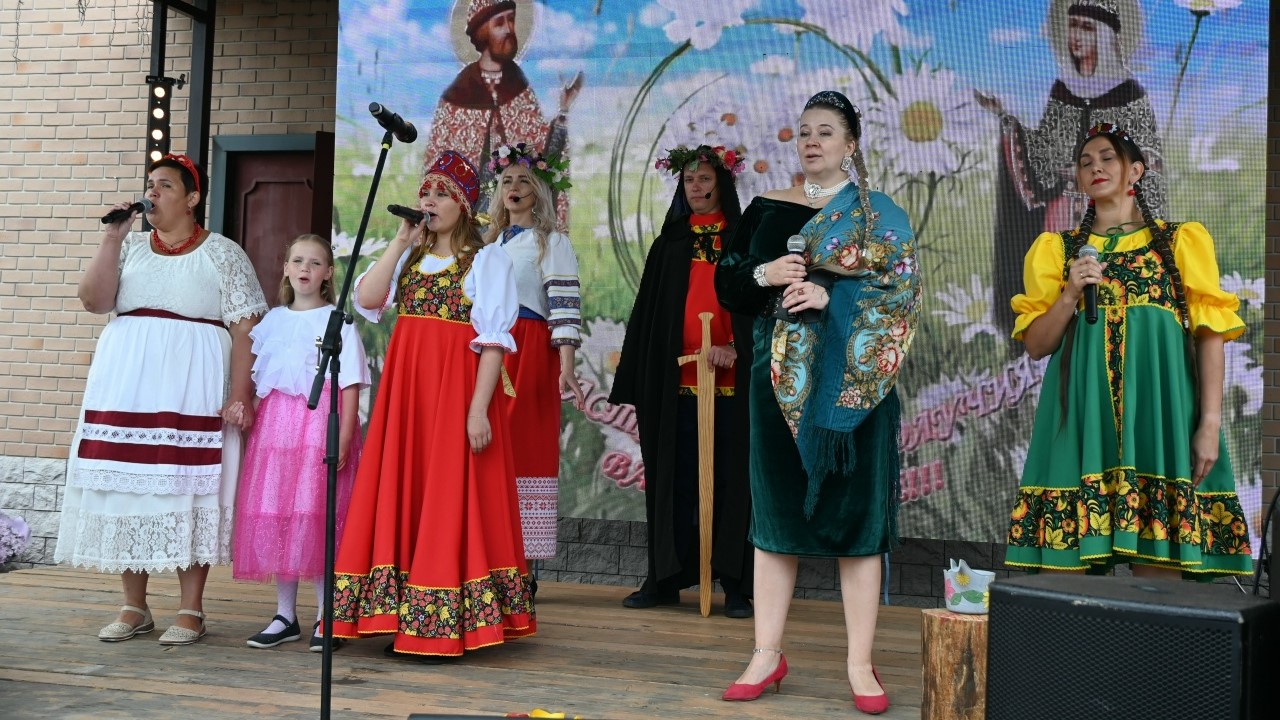 Хоровод единства и фестиваль окрошки. Красносельское отметило день рождения