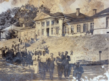 Собиратель памяти: как Иван Першин сохраняет историю Выборга в старых фотографиях   