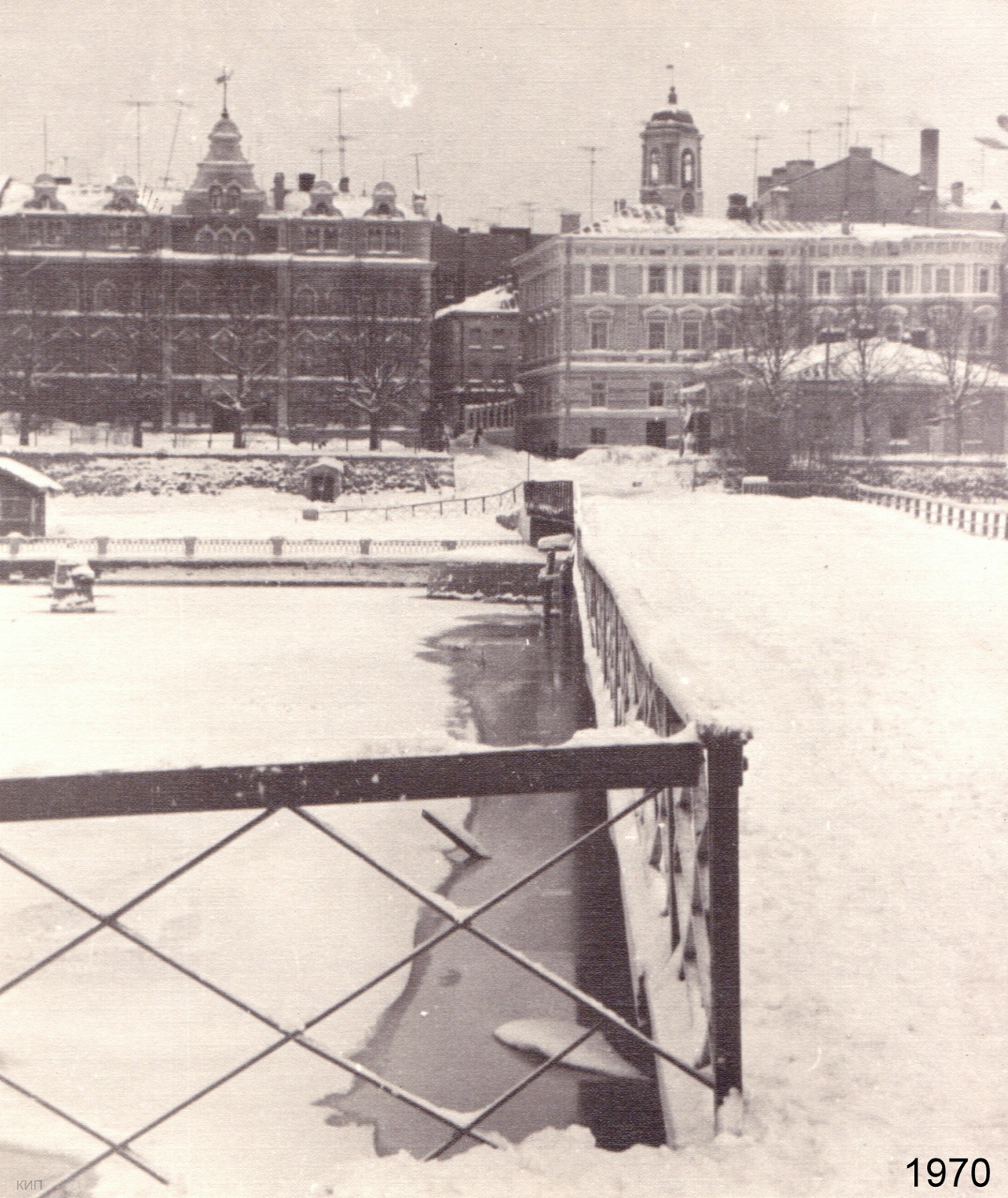 Собиратель памяти: как Иван Першин сохраняет историю Выборга в старых фотографиях   