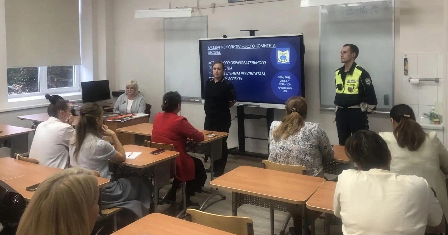 За парты — с инспектором: необычные уроки безопасности для родителей от ГИБДД