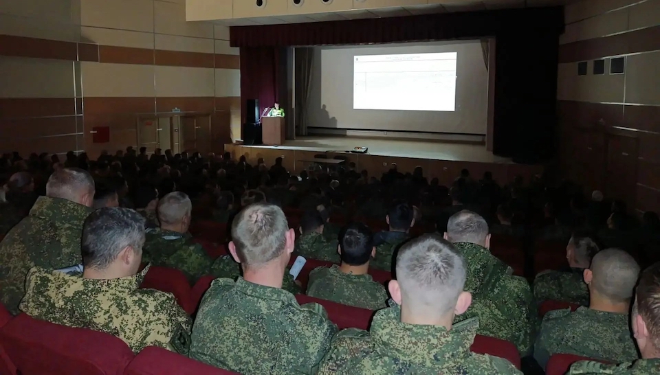 Крепче за баранку держись, военный шофёр! 