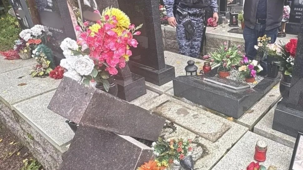 Наряд Росгвардии задержал правонарушителя, повредившего надгробие на кладбище в Санкт-Петербурге   