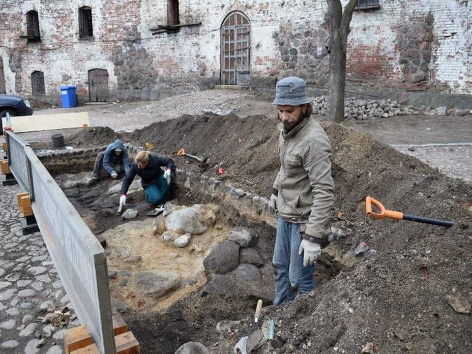 Мероприятия в выборге сегодня. Выборгский замок Выборг раскопки. Раскопки у замка. Раскопки в Выборге в 2000 году. Себеж раскопки на Замковой горе.