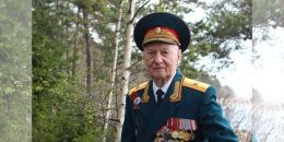 Генерал-майор Борис Зобов принимает поздравления с юбилеем